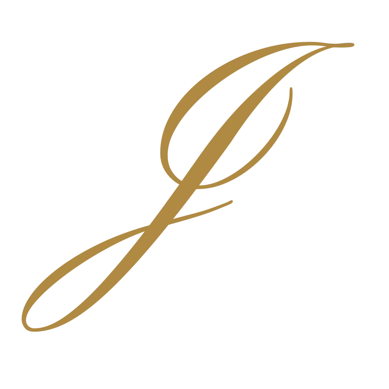 Monogramme doré en J calligraphié de JLBConsultants sur un panneau bleu marine, à côté du nom du fondateur Jean-Lévy Beaudoin